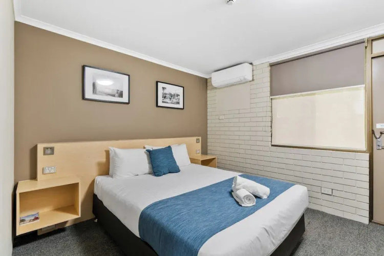 Morayfield Tavern & Motel