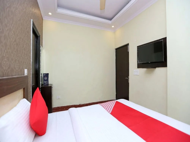OYO 15525 Signature Inn