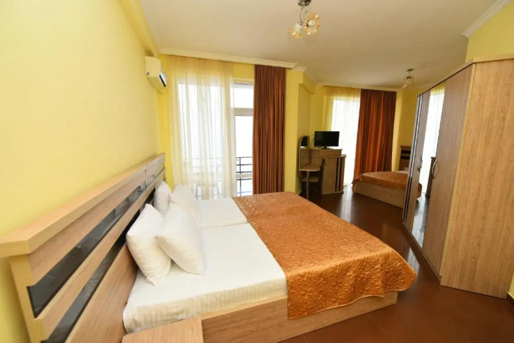Lazuri Hotel