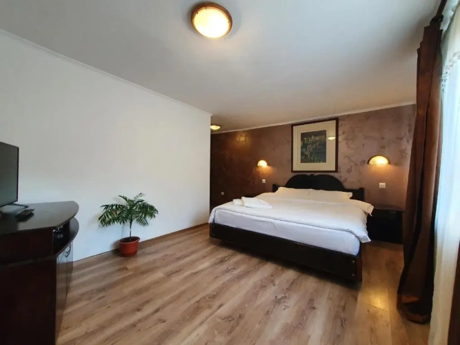 5 Bedrooms Cottage