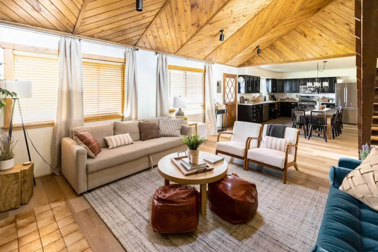 'Whispering Hollow Lodge' On Greer Main St! - Greer, AZ