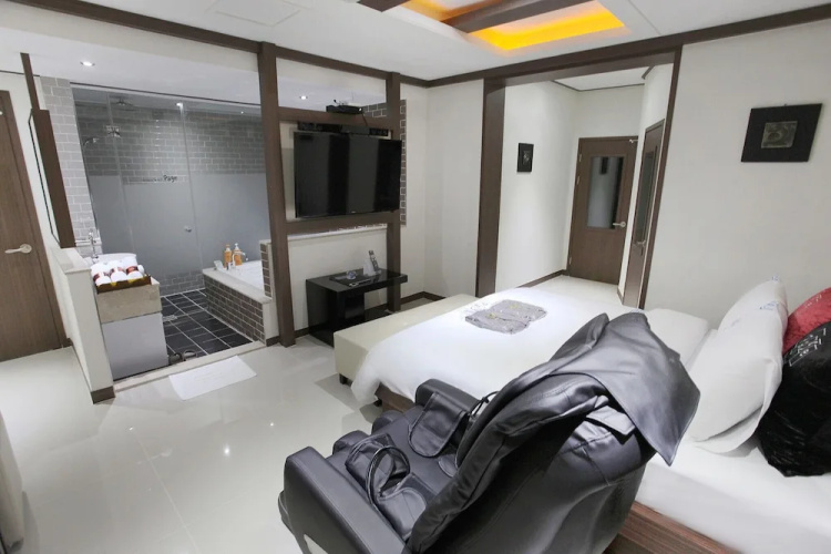 Hotel Page