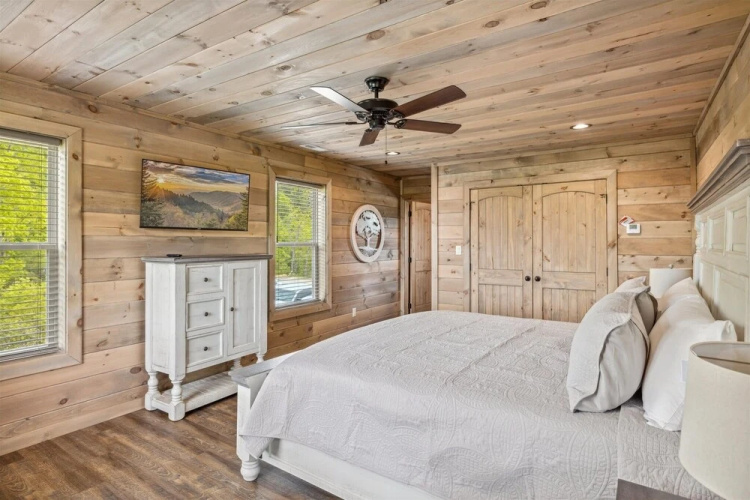 Southern Comfort 5 Bedroom Cabin by RedAwning