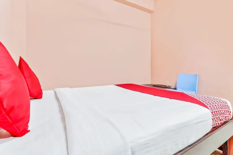 OYO 17177 Ams Hotel