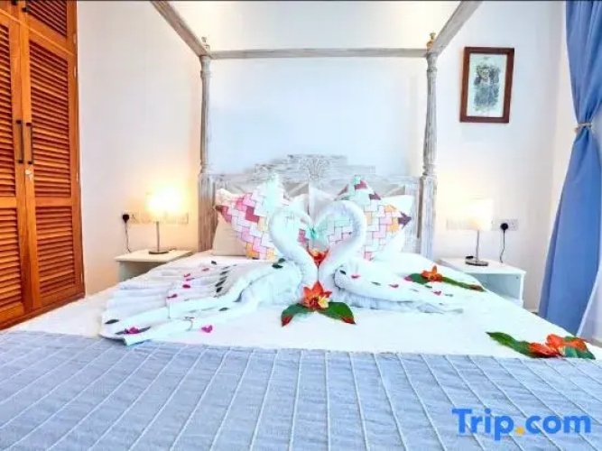 Nana's boho BeachfrontVilla w/Ac&pool