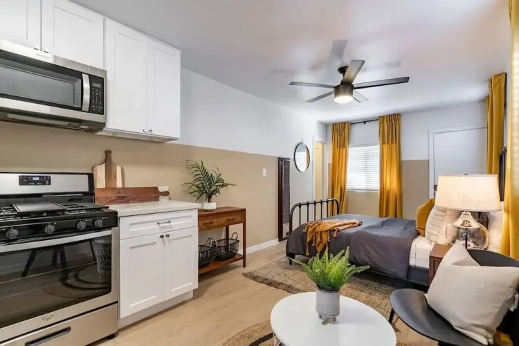 Live Like a Local - Studio With Huge Backyard