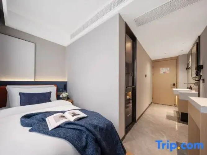 Standard Double room with street view