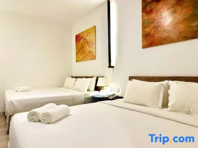 Deluxe Family room with street view