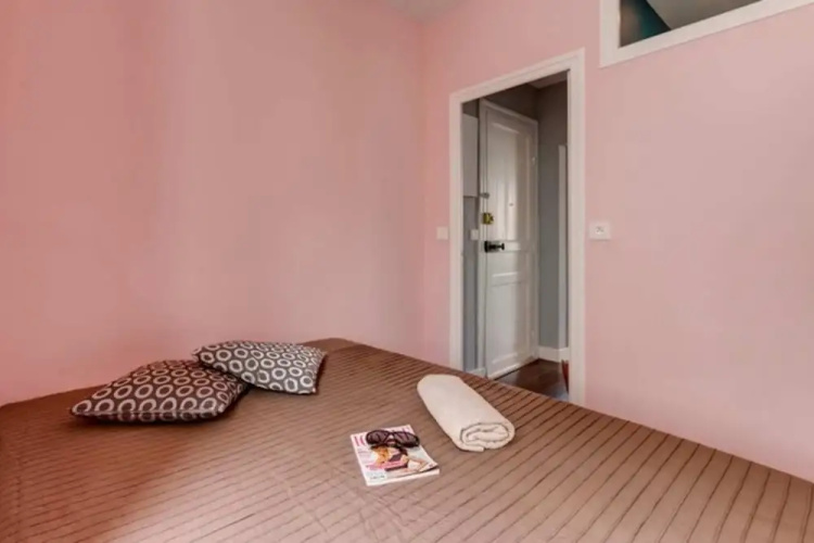 Cozy Apt Near Côte des Basques w/ Parking!