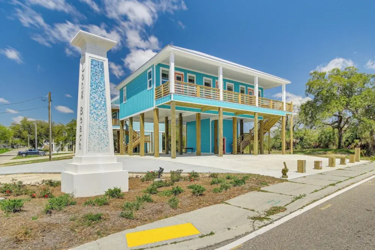 Long Beach Home w/ Views & On-site Beach Access!