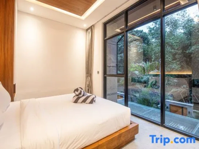 5 Bedrooms Villa
