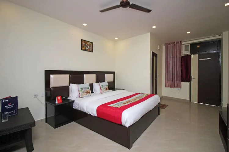 OYO 8927 US Executive Suites