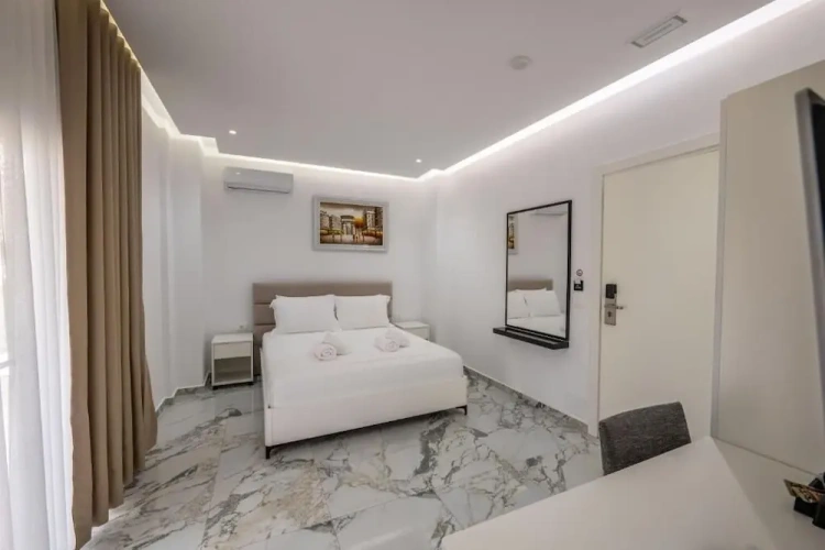 Deluxe Double room with balcony and with garden view