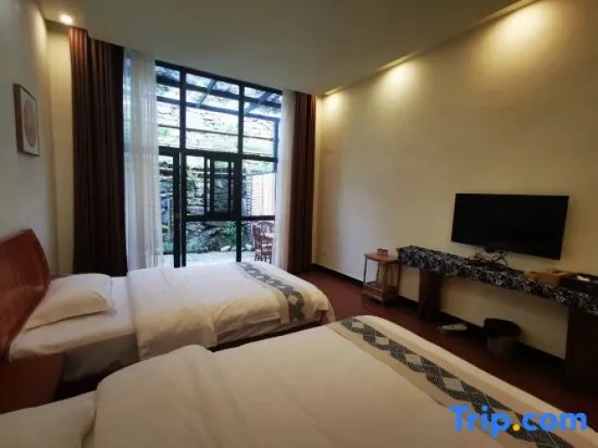 Standard Twin room with garden view
