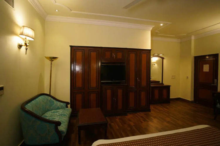 Hotel Arya - Unmarried Couples are not Allowed
