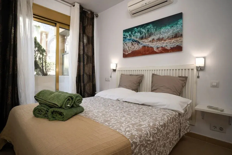 Beachside Apartment With Shared Pool