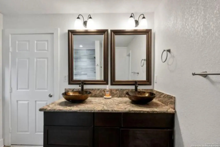 Experience Serenity in a 4BR 3BA Downtown Home