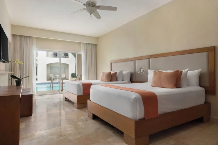 Sun Club Swim Out Double Junior Suite