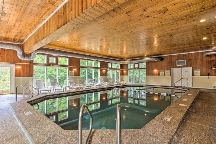 Chic Resort Condo ~ 1 Mi to Attitash Mountain!