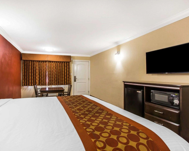 Rodeway Inn & Suites Corona