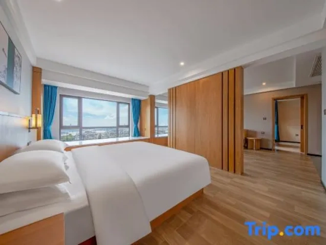 Suite with lake view