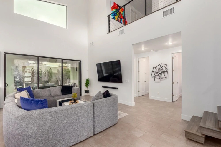 33rd Modern Phoenix 4 Bedroom Home by Redawning