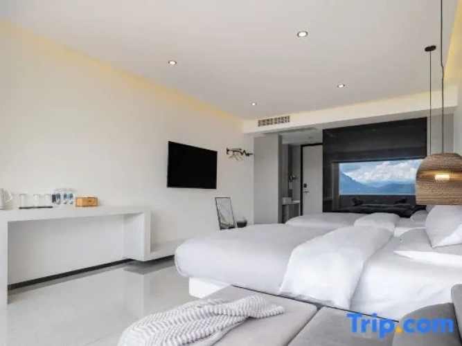 Standard room with balcony and with lake view