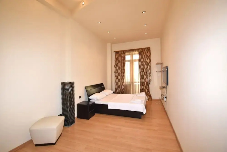 Spacious Apartment by Luxe Group TT606