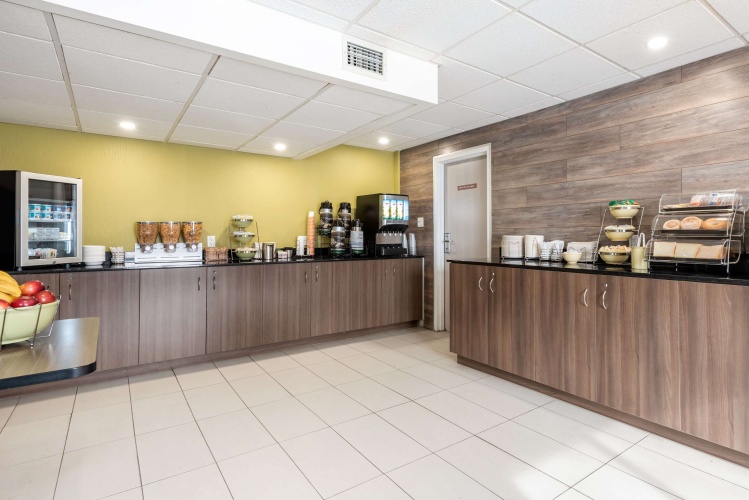 Quality Suites photo 12