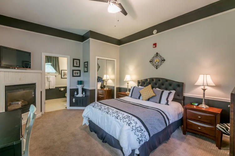 Eight Gables Inn