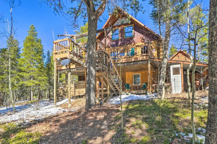 Deck, Fire Pit & Grill: Log Cabin in Black Hawk