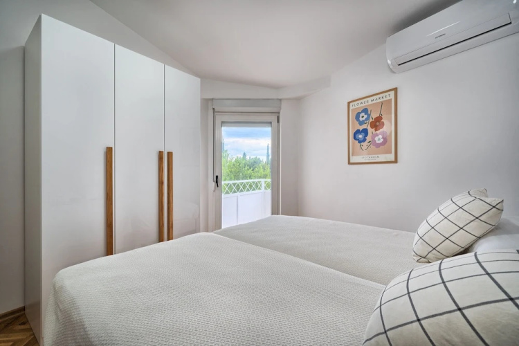 A - Luxury apt w big Balcony, 4 min Walk to Beach