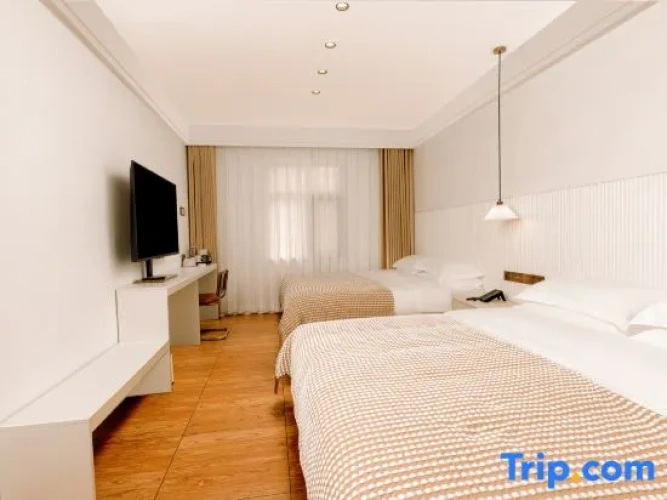 2 Bedrooms Premier Family room