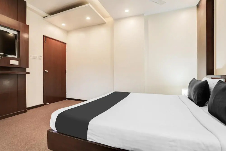 Blissful Stays at Ramdaspeth Downtown