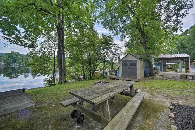 Riverfront Escape w/ Dock: 19 Mi to Saratoga!
