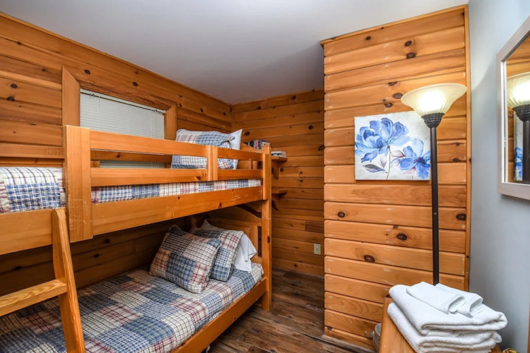 McKenzie's Cabin 2 Bedroom House