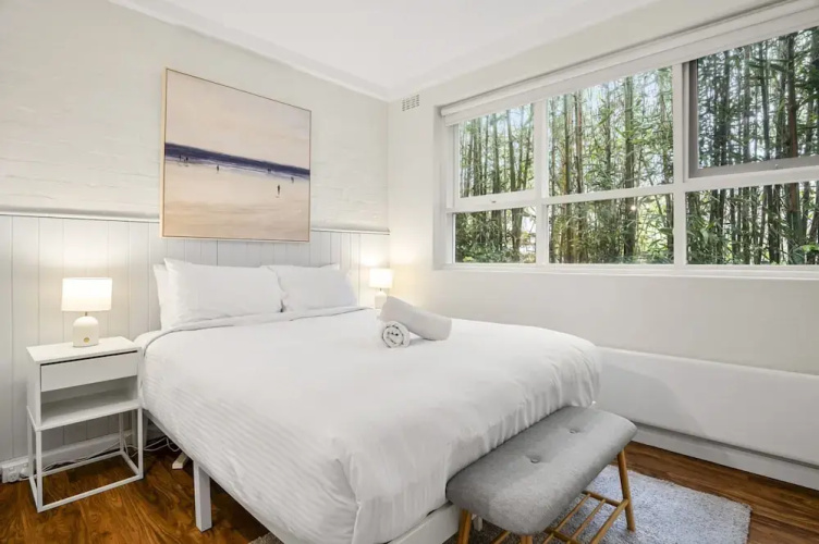 Charming 1-bed With Fireplace by the Beach