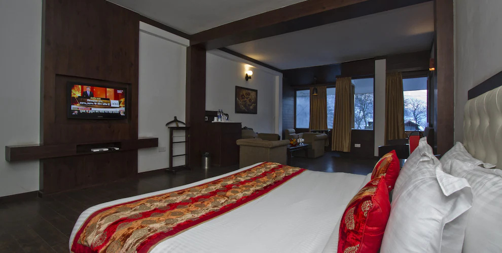 2 Bedrooms Royal Suite with land view
