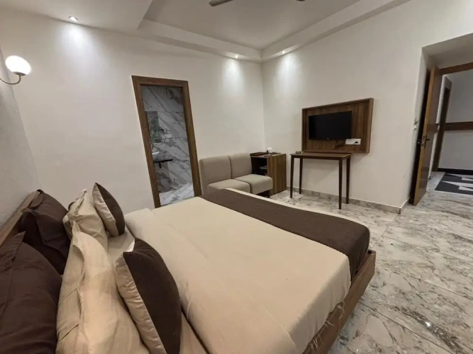 Deluxe Double room with city view