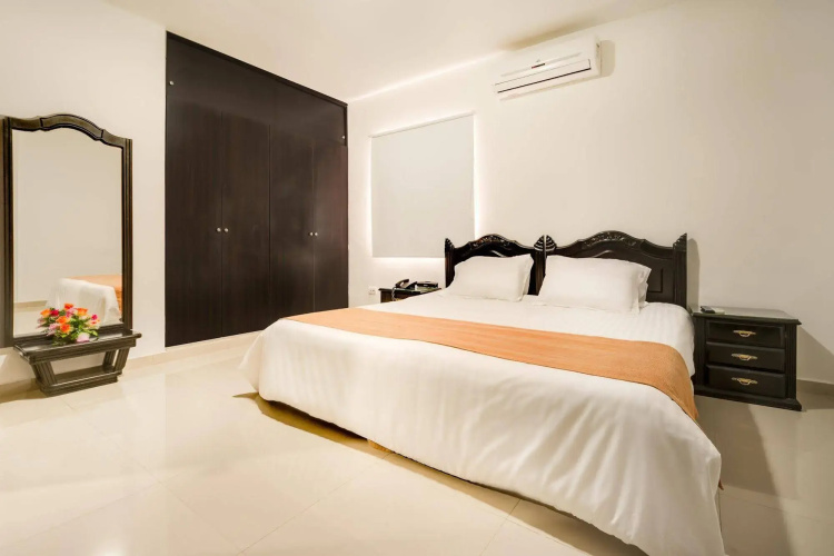 Hotel Puerta de Oro