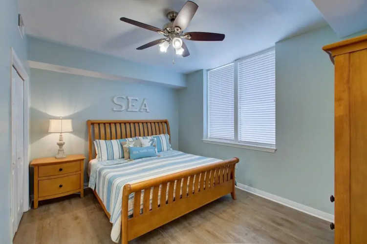 Pelican PH-02 - 2 Br condo by RedAwning