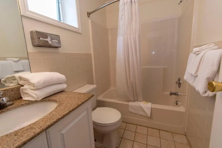 Standard Quadruple room with lake view