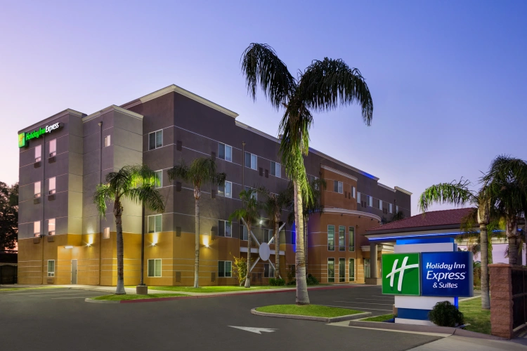 Holiday Inn Express and Suites Bakersfield Central