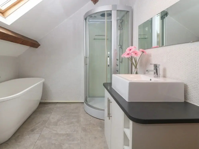 Apartment 2, Gorwel Glas