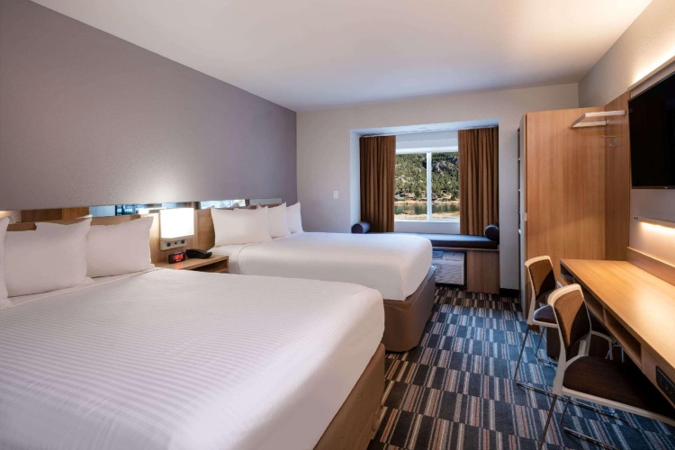 Standard Quadruple room with lake view
