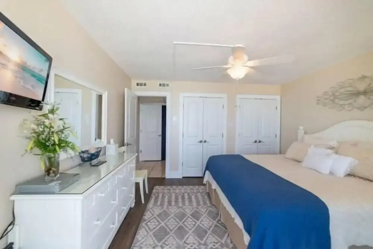 Leeward 403 at Edgewater