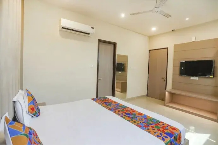 Fabhotel The Grand Suites
