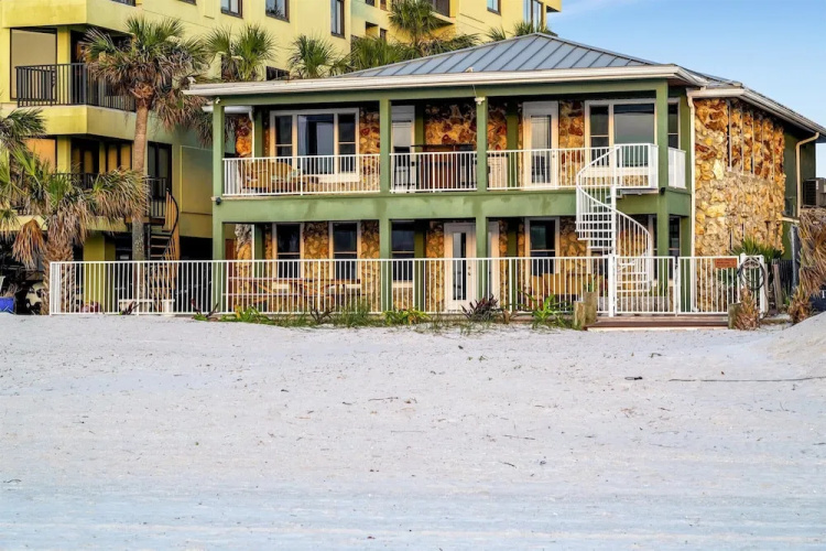 Stones Throw Beachfront Luxury Suites - Indian Rocks Beach