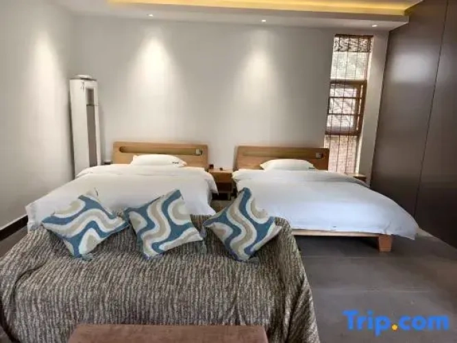Suite with courtyard view