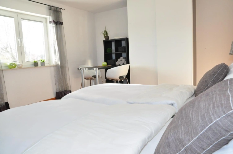 N37-modern eingerichtete Zimmer
